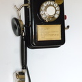 egy nyomógombos pénzbedobós telefon